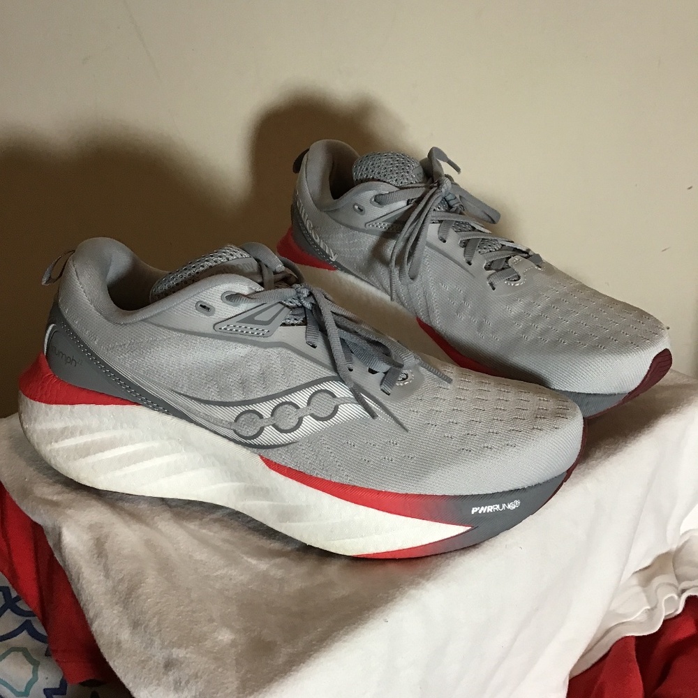😎 Saucony, women’s size 9.5, new condition, very lightweight, see photos